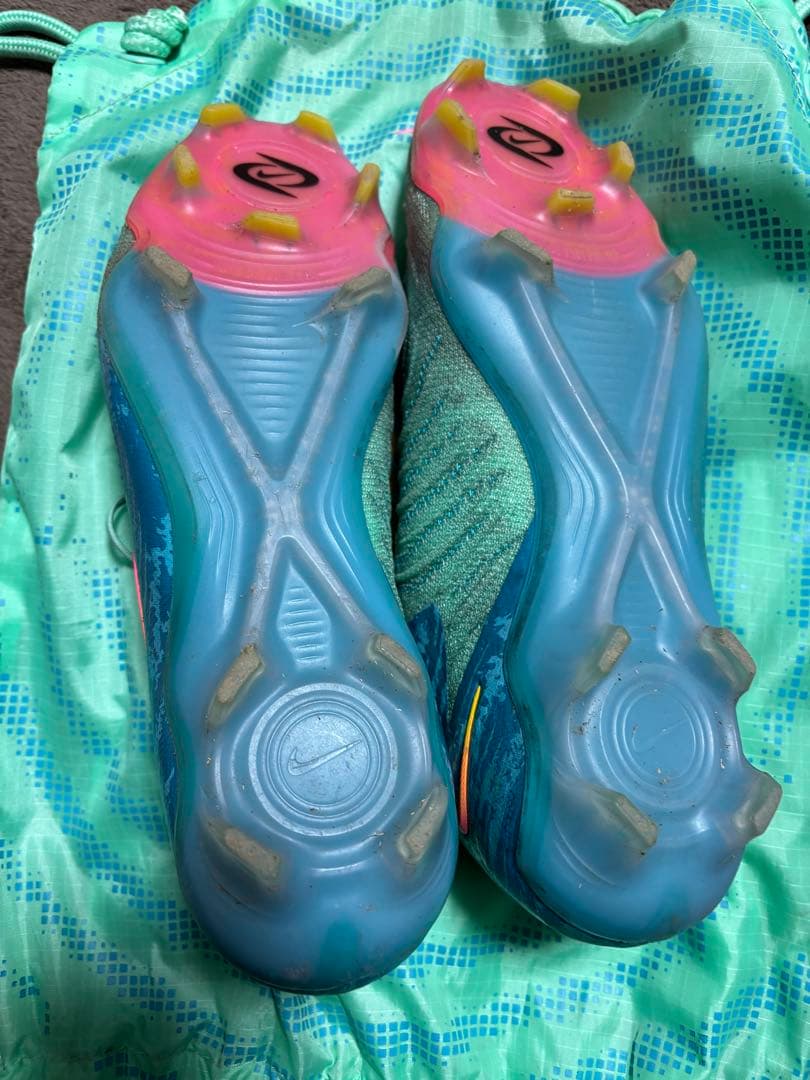 Nike Phantom サッカーシューズ 青・緑・ピンク